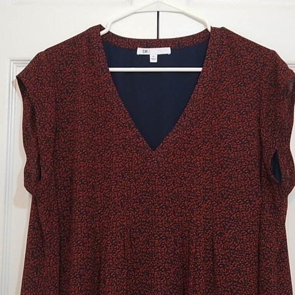 Size 1X DR2 V-Neck Rust Colored Blouse - Picture 9 of 10